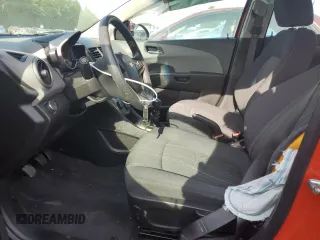 2012 Chevrolet Sonic LT z VIN 1G1JD5SB3C4231033, wystawiony jako Copart lot #56145205 z przebiegiem 43 015 mil mil oraz Szkoda całkowita • Salvage title. Historia ofert i sprzedaży dostępna na DreamBid. Obrazek 7.
