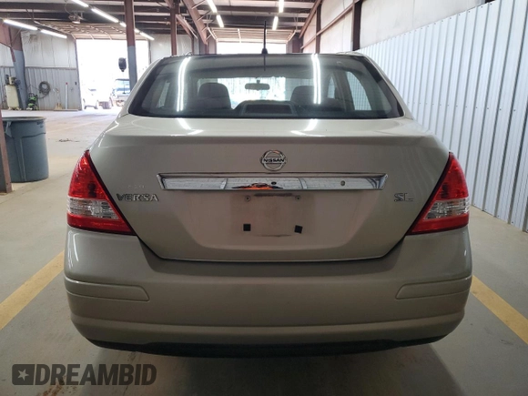 2009 Nissan Versa S z VIN 3N1BC11E69L406027, wystawiony jako Copart lot #50904135 z przebiegiem 163 718 mil mil oraz Szkoda całkowita • Salvage title. Historia ofert i sprzedaży dostępna na DreamBid. Obrazek 6.