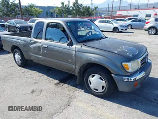 2000 Toyota Tacoma z VIN 4TAVL52N0YZ647441, wystawiony jako IAAI lot #42100484 z przebiegiem 92 997 mil mil oraz . Historia ofert i sprzedaży dostępna na DreamBid. Obrazek 1.