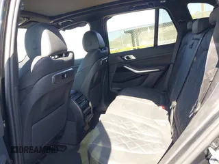 2025 BMW X5 xDrive40i z VIN 5UX23EU00S9Y71257, wystawiony jako IAAI lot #41354387 z przebiegiem Nie podano mil oraz . Historia ofert i sprzedaży dostępna na DreamBid. Obrazek 8.