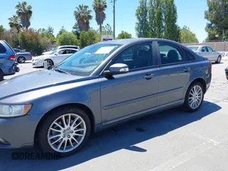2009 Volvo S40 2.4L с VIN YV1MS390092446497, выставлен на аукционе IAAI как лот 42518359 с пробегом 86 548 миль миль и . История ставок и продаж доступна на DreamBid. Изображение 6.