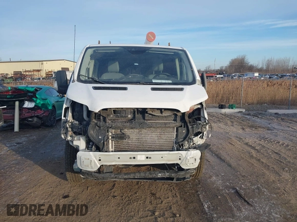 2017 Ford Transit z VIN 1FTYR1YM0HKB27935, wystawiony jako IAAI lot #41513908 z przebiegiem 80 422 mil mil oraz . Historia ofert i sprzedaży dostępna na DreamBid. Obrazek 12.