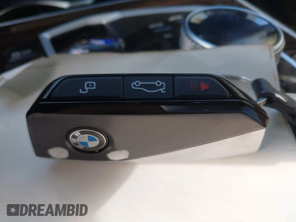 2025 BMW X7 xDrive40i z VIN 5UX23EM01S9Y67220, wystawiony jako IAAI lot #41722504 z przebiegiem 7 522 mil mil oraz . Historia ofert i sprzedaży dostępna na DreamBid. Obrazek 11.