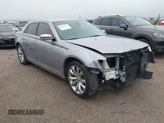 2018 Chrysler 300 Limited z VIN 2C3CCAEG8JH145899, wystawiony jako IAAI lot #40817876 z przebiegiem 81 105 mil mil oraz . Historia ofert i sprzedaży dostępna na DreamBid. Obrazek 1.