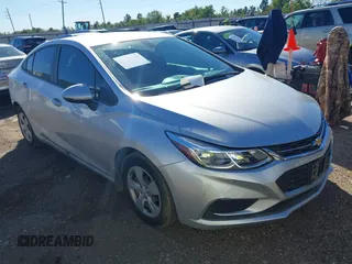 2017 Chevrolet Cruze LS z VIN 3G1BC5SM1HS562791, wystawiony jako IAAI lot #40882594 z przebiegiem 53 439 mil mil oraz . Historia ofert i sprzedaży dostępna na DreamBid. Obrazek 1.