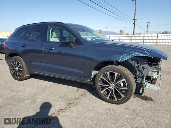 2023 Volvo XC60 Plus Dark Theme z VIN YV4L12RW5P1368043, wystawiony jako Copart lot #49737455 z przebiegiem 11 627 mil mil oraz Szkoda całkowita • Salvage title. Historia ofert i sprzedaży dostępna na DreamBid. Obrazek 4.