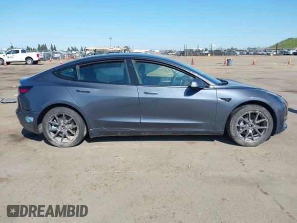 2022 Tesla Model 3 Long Range z VIN 5YJ3E1EB2NF251772, wystawiony jako IAAI lot #41773684 z przebiegiem 28 500 mil mil oraz . Historia ofert i sprzedaży dostępna na DreamBid. Obrazek 13.