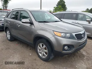 2013 Kia Sorento LX z VIN 5XYKT3A60DG317782, wystawiony jako IAAI lot #42189691 z przebiegiem 128 017 mil mil oraz . Historia ofert i sprzedaży dostępna na DreamBid. Obrazek 1.