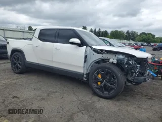 2022 Rivian R1T Adventure z VIN 7FCTGAAA3NN015635, wystawiony jako Copart lot #62676854 z przebiegiem 10 608 mil mil oraz Szkody całkowita. Historia ofert i sprzedaży dostępna na DreamBid. Obrazek 4.