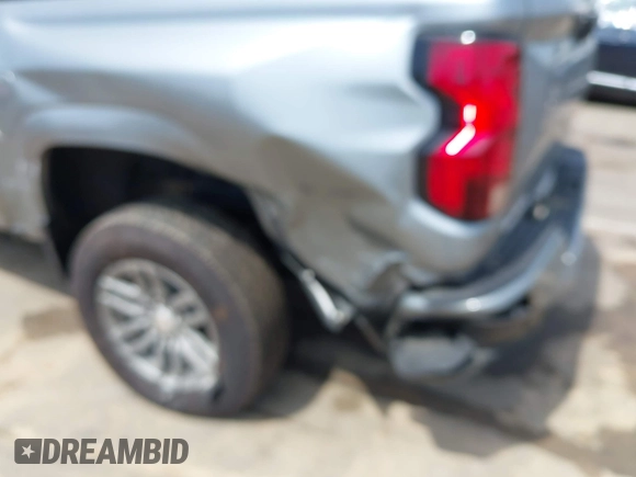 2024 Chevrolet Colorado 2WD LT z VIN 1GCPSCEK3R1318917, wystawiony jako IAAI lot #42157057 z przebiegiem 4 841 mil mil oraz . Historia ofert i sprzedaży dostępna na DreamBid. Obrazek 6.