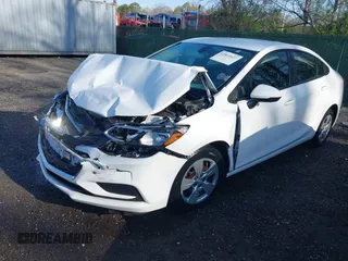 2017 Chevrolet Cruze LS z VIN 1G1BC5SM1H7252008, wystawiony jako IAAI lot #41880627 z przebiegiem 104 693 mil mil oraz . Historia ofert i sprzedaży dostępna na DreamBid. Obrazek 16.