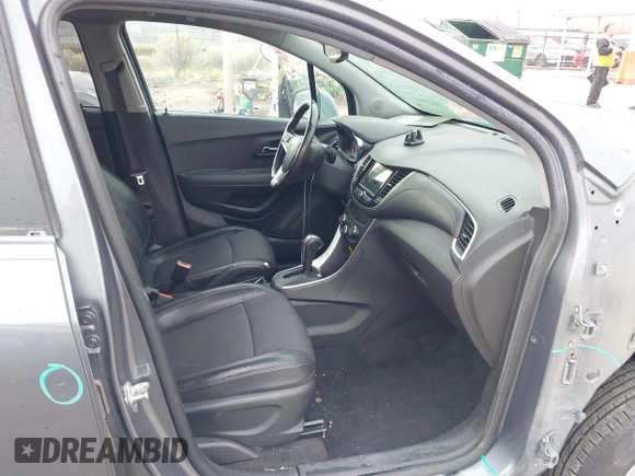 2019 Chevrolet Trax LT z VIN KL7CJLSB0KB940023, wystawiony jako IAAI lot #41214446 z przebiegiem 82 416 mil mil oraz . Historia ofert i sprzedaży dostępna na DreamBid. Obrazek 5.