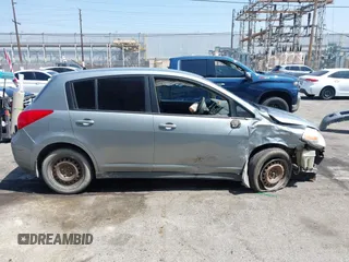 2009 Nissan Versa S с VIN 3N1BC13E99L453758, выставлен на аукционе IAAI как лот 42343658 с пробегом 218 825 миль миль и . История ставок и продаж доступна на DreamBid. Изображение 14.
