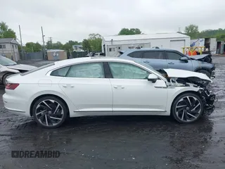 2023 Volkswagen Arteon SEL Premium R-Line z VIN WVWTR7AN4PE014292, wystawiony jako IAAI lot #42331800 z przebiegiem 6 389 mil mil oraz . Historia ofert i sprzedaży dostępna na DreamBid. Obrazek 13.