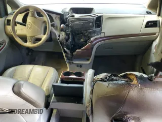 2013 Toyota Sienna XLE с VIN 5TDDK3DC4DS064952, выставлен на аукционе Copart как лот 56797335 с пробегом Не указан миль и Списание • Salvage title. История ставок и продаж доступна на DreamBid. Изображение 8.