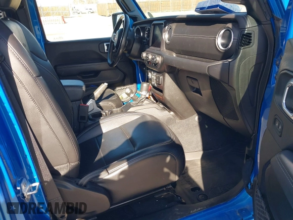 2023 Jeep Wrangler Sahara z VIN 1C4JJXP60PW513969, wystawiony jako IAAI lot #41766631 z przebiegiem 34 819 mil mil oraz . Historia ofert i sprzedaży dostępna na DreamBid. Obrazek 5.