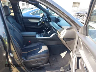 2024 Mazda CX-90 S Premium z VIN JM3KKDHC8R1112049, wystawiony jako IAAI lot #41537522 z przebiegiem 37 522 mil mil oraz . Historia ofert i sprzedaży dostępna na DreamBid. Obrazek 5.
