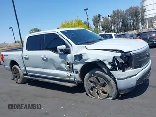2023 Ford F-150 Lightning Pro z VIN 1FTVW1EL3PWG20829, wystawiony jako IAAI lot #42357162 z przebiegiem 52 553 mil mil oraz . Historia ofert i sprzedaży dostępna na DreamBid. Obrazek 14.