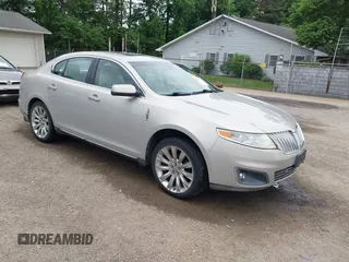 2009 Lincoln MKS z VIN 1LNHM93R79G620964, wystawiony jako IAAI lot #42385061 z przebiegiem 107 087 mil mil oraz . Historia ofert i sprzedaży dostępna na DreamBid. Obrazek 1.