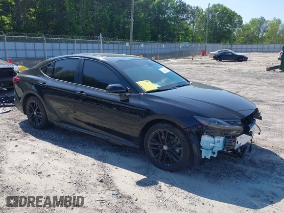 2025 Toyota Camry LE z VIN 4T1DAACK8SU509391, wystawiony jako IAAI lot #42133729 z przebiegiem 10 000 mil mil oraz . Historia ofert i sprzedaży dostępna na DreamBid. Obrazek 1.