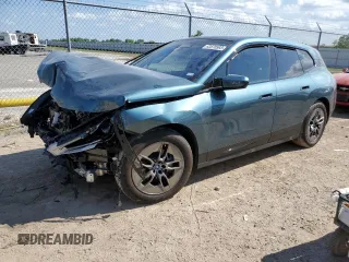 2022 BMW iX xDrive50 z VIN WB523CF00NCK51515, wystawiony jako Copart lot #62870593 z przebiegiem 3239 mil mil oraz . Historia ofert i sprzedaży dostępna na DreamBid. Obrazek 1.