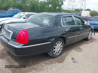 2010 Lincoln Town Car Signature Limited z VIN 2LNBL8CVXAX619130, wystawiony jako IAAI lot #42230937 z przebiegiem 137 055 mil mil oraz . Historia ofert i sprzedaży dostępna na DreamBid. Obrazek 4.