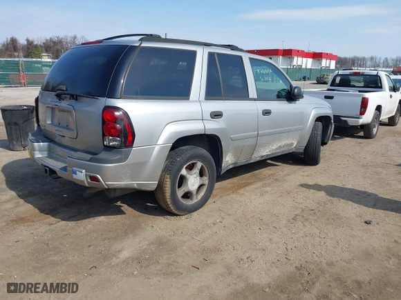 2008 Chevrolet TrailBlazer LT w/1LT with VIN 1GNDS13S882228009, listed as a IAAI auction lot 41726682 with 133,739 mi miles. Bid and sale history available at carsss.com. Image 4.