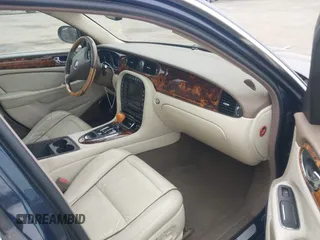 2007 Jaguar XJ Vanden Plas with VIN SAJWA82BX7SH11650, listed as a IAAI auction lot 41243103 with 1 mi miles. Bid and sale history available at carsss.com. Image 5.