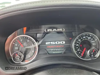 2024 Ram 2500 Laramie z VIN 3C6UR5FL4RG264988, wystawiony jako Copart lot #59959315 z przebiegiem 22 787 mil mil oraz Szkoda całkowita • Salvage title. Historia ofert i sprzedaży dostępna na DreamBid. Obrazek 9.