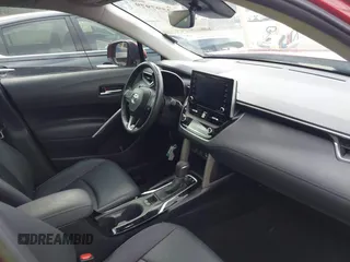 2022 Toyota Corolla Cross XLE z VIN 7MUEAABG0NV030757, wystawiony jako IAAI lot #42597979 z przebiegiem 20 172 mil mil oraz . Historia ofert i sprzedaży dostępna na DreamBid. Obrazek 5.