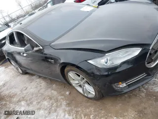 2015 Tesla Model S 85D with VIN 5YJSA1E25FF107819, listed as a IAAI auction lot 41333556 with 141,066 mi miles. Bid and sale history available at carsss.com. Image 1.