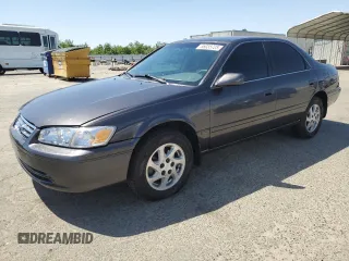 2001 Toyota Camry LE z VIN JT2BF22K010329017, wystawiony jako Copart lot #56035725 z przebiegiem 200 841 mil mil oraz Szkoda całkowita • Salvage title. Historia ofert i sprzedaży dostępna na DreamBid. Obrazek 1.