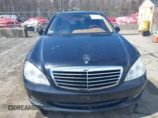 2009 Mercedes-Benz S-Class 5.5L V8 with VIN WDDNG86X39A281373, listed as a IAAI auction lot 42032509 with 197,221 mi miles. Bid and sale history available at carsss.com. Image 12.