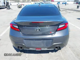 2023 Toyota 86 z VIN JF1ZNBC11P8766474, wystawiony jako IAAI lot #42215516 z przebiegiem 5 708 mil mil oraz . Historia ofert i sprzedaży dostępna na DreamBid. Obrazek 17.
