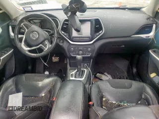 2018 Jeep Cherokee Latitude Plus z VIN 1C4PJLLX5JD557003, wystawiony jako Copart lot #60744585 z przebiegiem Nie podano mil oraz Szkoda całkowita • Salvage title. Historia ofert i sprzedaży dostępna na DreamBid. Obrazek 8.