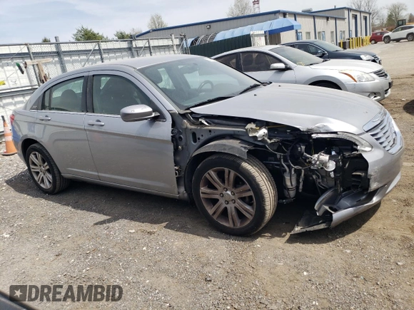2014 Chrysler 200 Touring z VIN 1C3CCBBBXEN153322, wystawiony jako Copart lot #53541795 z przebiegiem 47 498 mil mil oraz Szkoda całkowita • Salvage title. Historia ofert i sprzedaży dostępna na DreamBid. Obrazek 4.