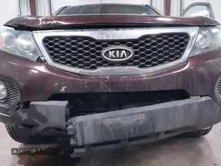 2013 Kia Sorento EX z VIN 5XYKUDA29DG313777, wystawiony jako IAAI lot #41574912 z przebiegiem 120 003 mil mil oraz . Historia ofert i sprzedaży dostępna na DreamBid. Obrazek 6.