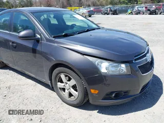 2014 Chevrolet Cruze 1LT z VIN 1G1PC5SB7E7352808, wystawiony jako IAAI lot #42143880 z przebiegiem 111 865 mil mil oraz . Historia ofert i sprzedaży dostępna na DreamBid. Obrazek 1.