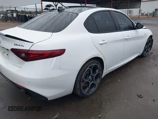 2022 Alfa Romeo Giulia Veloce z VIN ZARFANBN2N7663474, wystawiony jako IAAI lot #41282328 z przebiegiem 57 638 mil mil oraz . Historia ofert i sprzedaży dostępna na DreamBid. Obrazek 4.