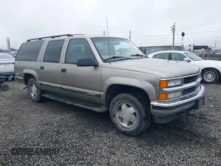 1999 Chevrolet Suburban z VIN 3GNFK16RXXG156463, wystawiony jako IAAI lot #41745169 z przebiegiem 165 541 mil mil oraz . Historia ofert i sprzedaży dostępna na DreamBid. Obrazek 1.
