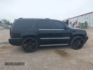 2010 Cadillac Escalade z VIN 1GYUCAEF1AR264105, wystawiony jako IAAI lot #41882488 z przebiegiem 190 113 mil mil oraz . Historia ofert i sprzedaży dostępna na DreamBid. Obrazek 14.