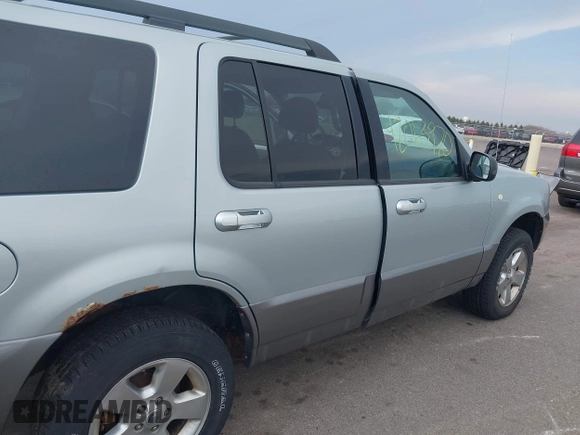 2005 Mercury Mountaineer Convenience z VIN 4M2ZU86K65UJ10015, wystawiony jako IAAI lot #42063970 z przebiegiem 153 542 mil mil oraz . Historia ofert i sprzedaży dostępna na DreamBid. Obrazek 6.