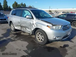 2013 Toyota Highlander with VIN 5TDBK3EH1DS269615, listed as a IAAI auction lot 41392964 with 88,007 mi miles. Bid and sale history available at carsss.com. Image 1.