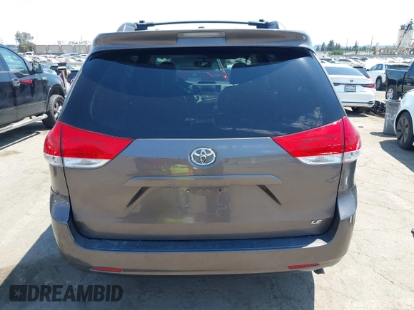 2013 Toyota Sienna LE AAS z VIN 5TDKK3DCXDS328201, wystawiony jako IAAI lot #42773579 z przebiegiem 106 890 mil mil oraz . Historia ofert i sprzedaży dostępna na DreamBid. Obrazek 17.