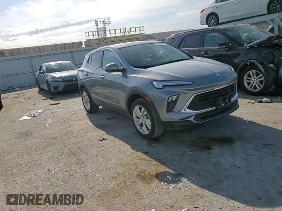 2024 Buick Encore GX Preferred z VIN KL4AMCSL2RB002703, wystawiony jako Copart lot #54006835 z przebiegiem 47 607 mil mil oraz Szkoda całkowita • Salvage title. Historia ofert i sprzedaży dostępna na DreamBid. Obrazek 15.