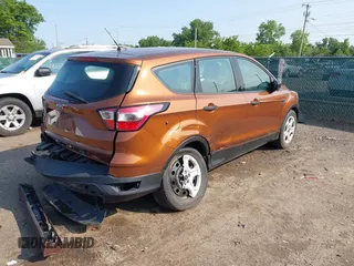 2017 Ford Escape S z VIN 1FMCU0F79HUC31792, wystawiony jako IAAI lot #42377599 z przebiegiem 98 300 mil mil oraz . Historia ofert i sprzedaży dostępna na DreamBid. Obrazek 4.