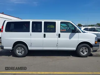 2020 Chevrolet Express Passenger z VIN 1GAWGFFGXL1155840, wystawiony jako IAAI lot #42207765 z przebiegiem 72 439 mil mil oraz . Historia ofert i sprzedaży dostępna na DreamBid. Obrazek 13.