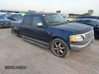 2002 Ford F-150 XLT with VIN 1FTRW07L02KB15792, listed as a IAAI auction lot 40183376 with 240,665 mi miles. Bid and sale history available at carsss.com. Image 1.