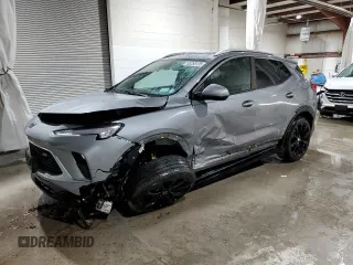 2025 Buick Encore GX Sport Touring с VIN KL4AMESL4SB035431, выставлен на аукционе Copart как лот 55358125 с пробегом 7 180 миль миль и Списание • Salvage title. История ставок и продаж доступна на DreamBid. Изображение 1.