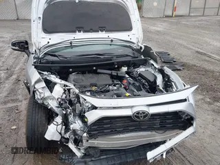2025 Toyota RAV4 XLE Premium z VIN 2T3A1RFV6SC503413, wystawiony jako IAAI lot #41946001 z przebiegiem 831 mil mil oraz . Historia ofert i sprzedaży dostępna na DreamBid. Obrazek 6.